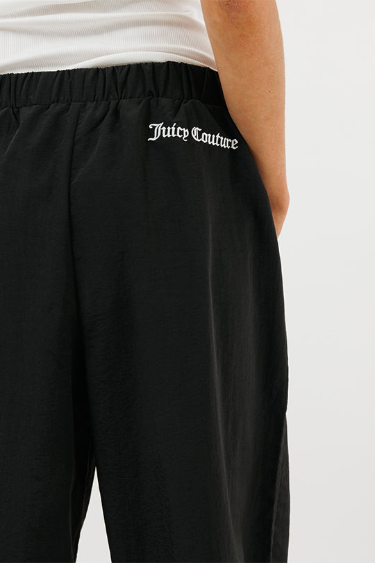 מכנסי ניילון Juicy Couture בצבע שחור