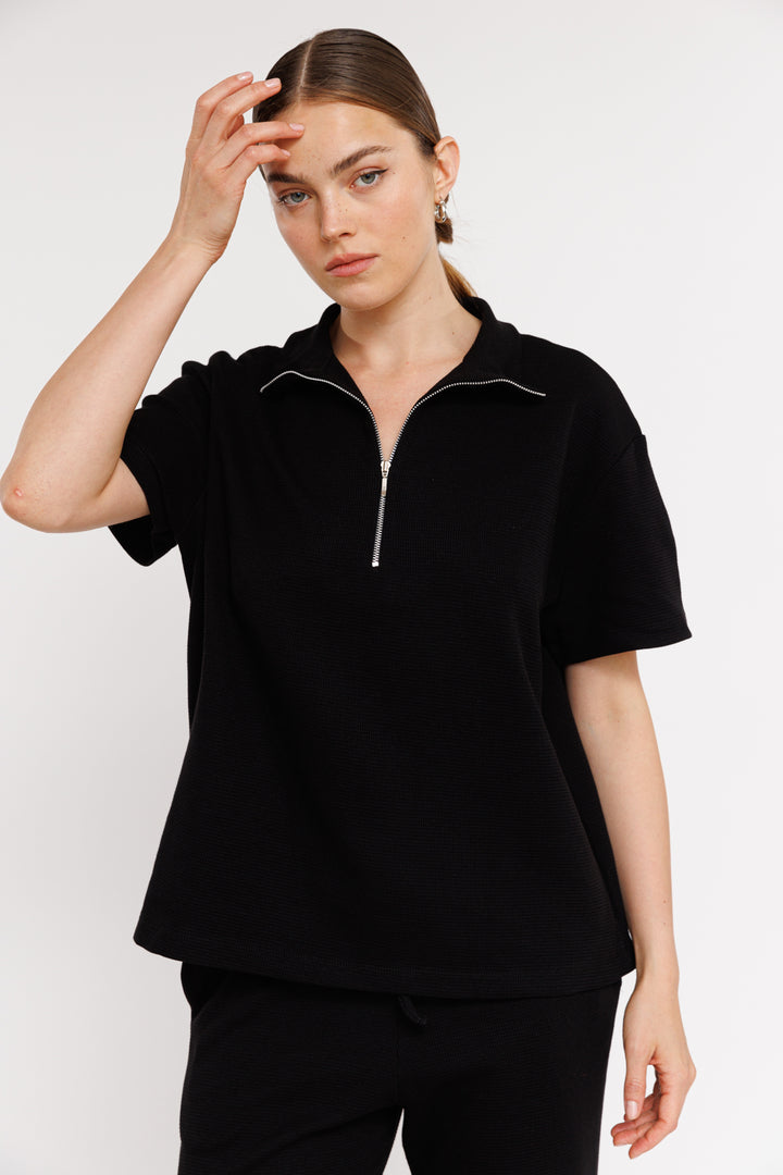 חולצת פולו קצרה Alphi בצבע שחור